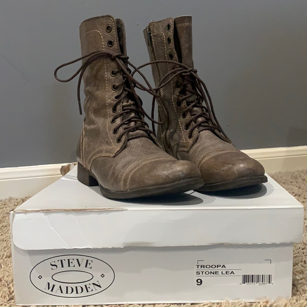 Steve Madden Troopa Stone Leather combat boots. Size 9